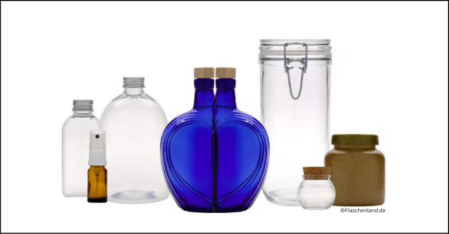 Vor einem neutralen Hintergrund stehen sieben Gefäße aus dem Sortiment von Flaschenland für B2B-Kunden