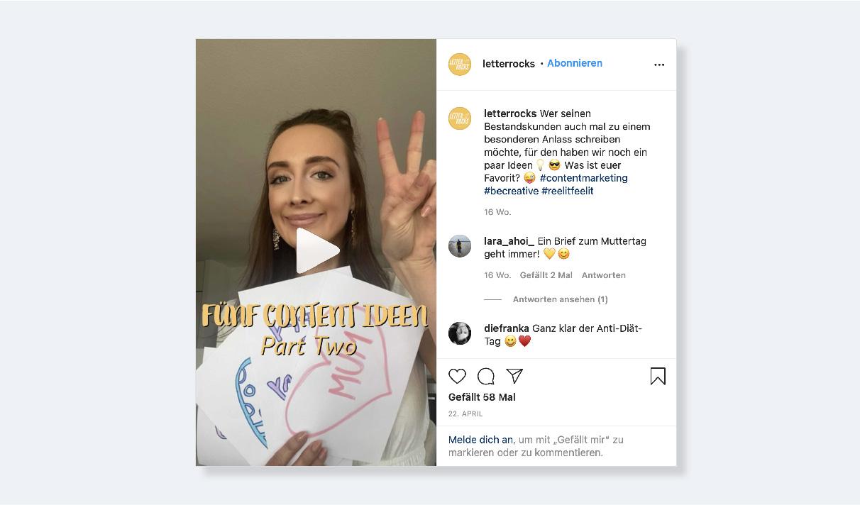 Auf einem Instagram-Post für ein Video hält eine junge Frau ein Print-Mailing in der einen Hand und macht mit der anderen Hand das Victory-Zeichen. Auf dem Bild steht: "Fünf Content Ideen, Teil 2". Daneben sieht man die Kommentar-Linie auf dem Instagram-Profil von Letterrocks.