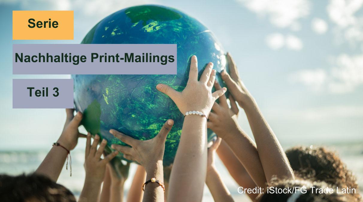 Mehrere Menschen halten eine Weltkugel in die Höhe. Das Bild steht für Nachhaltigkeit und Bewahrung der Erde und leitet das Thema Green Printing ein.