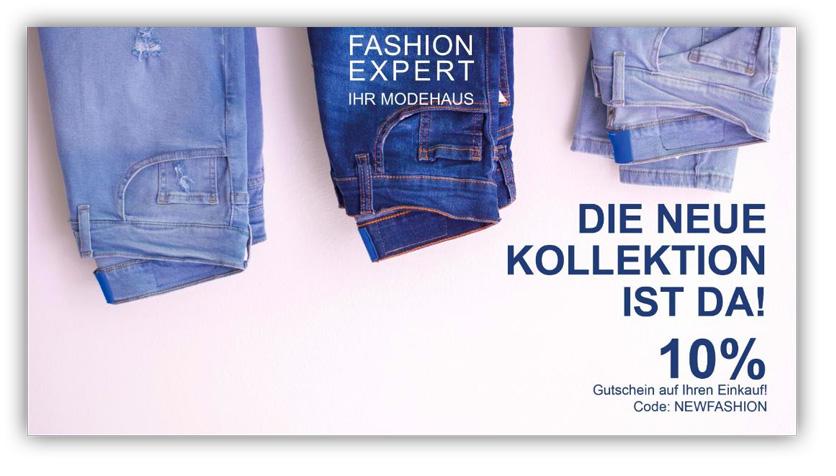Eine Postkarte zeigt drei verschiedene Jeans-Hosen. Überschrieben ist die Karte mit "Fashion Expert - Ihr Modehaus". Rechts steht ein Hinweis auf eine neue Kollektion und ein Rabatt-Angebote von 10 Prozent nebst Rabatt-Code.