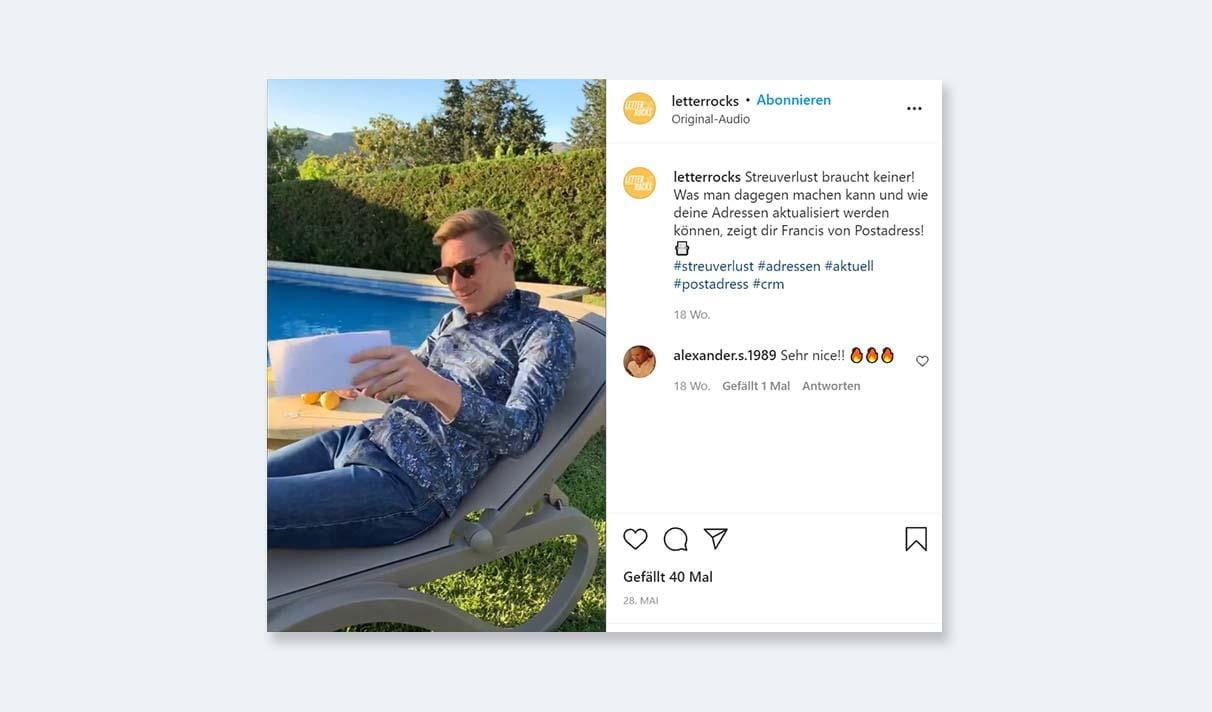 Auf einem Instgram-Post liegt auf der linken Seite ein junger Mann im Liegestuhl am Pool und hält ein Print-Mailing in der Hand. Rechts daneben sieht man die Kommentar-Linie auf dem Instagram-Profil von letterrocks.
