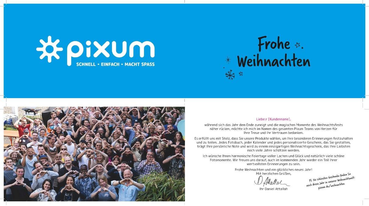 Das Bild zeigt die Vorder- und die Rückseite des zweiten Mailings. Während die Vorderseite in Blau gehalten ist mit der Aufschrift pixum – Frohe Weihnachten, zeigt die Rückseite ein Bild der Mitarbeitendenden, die mit den Händen ein Herz formen. Der Text daneben erhält den Weihnachtsgruß des CEO von pixum.