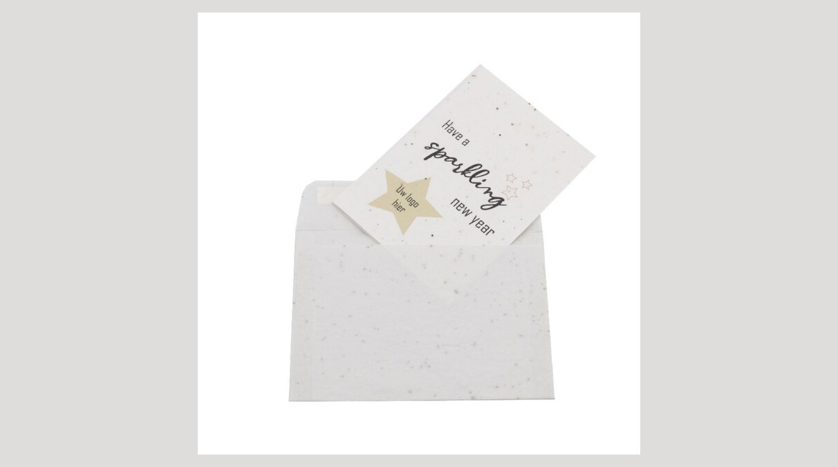 Eine Postkarte mit der Aufschrift "Have a sparkling new year" steckt mit einer Ecke in einem halb-transparenten Briefumschlag.